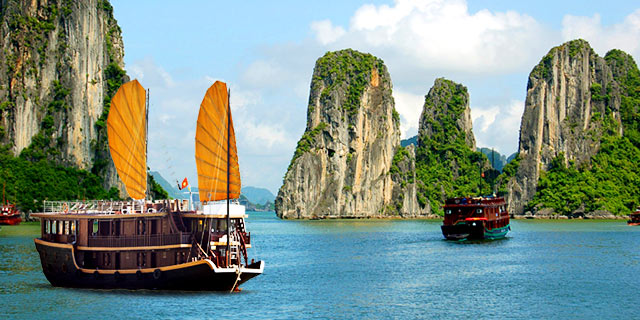 halong-bay-boats-vietnam.640x320